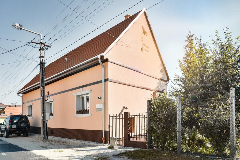 Madarlatta Vendeghaz Hotel Fertőrákos Buitenkant foto